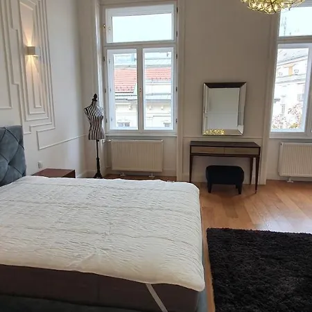 Walking Street Luxurious Huge Budapešť