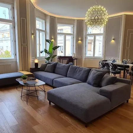 Walking Street Luxurious Huge Apartment *