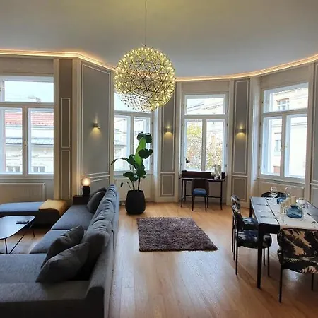 Walking Street Luxurious Huge Apartment *
