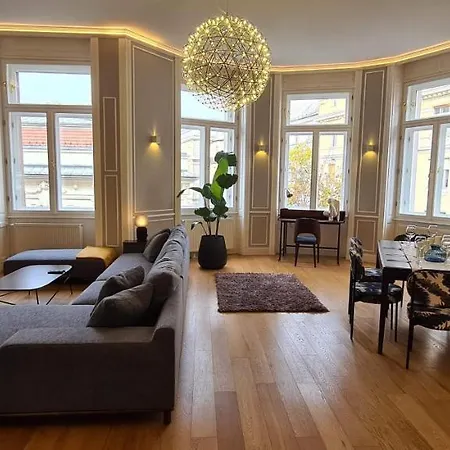 Walking Street Luxurious Huge Apartment Budapest