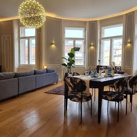 Walking Street Luxurious Huge Apartment Budapest