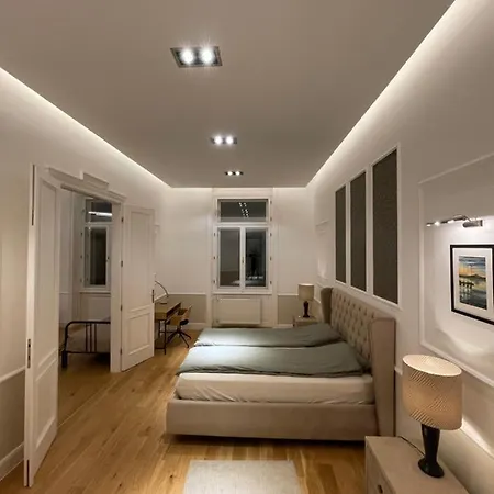 Walking Street Luxurious Huge Apartment Budapest