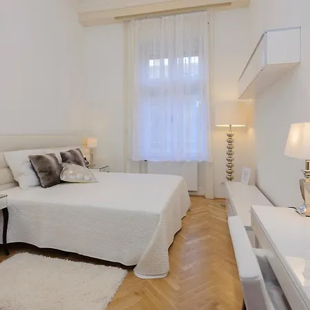 Walking Street Luxurious Huge Apartment Budapest