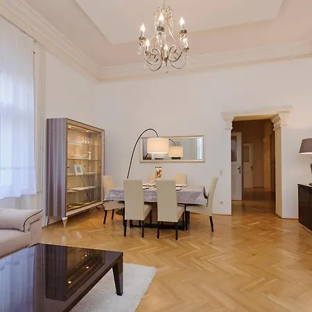 Walking Street Luxurious Huge Apartment *