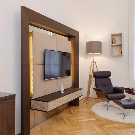 Walking Street Luxurious Huge Apartment